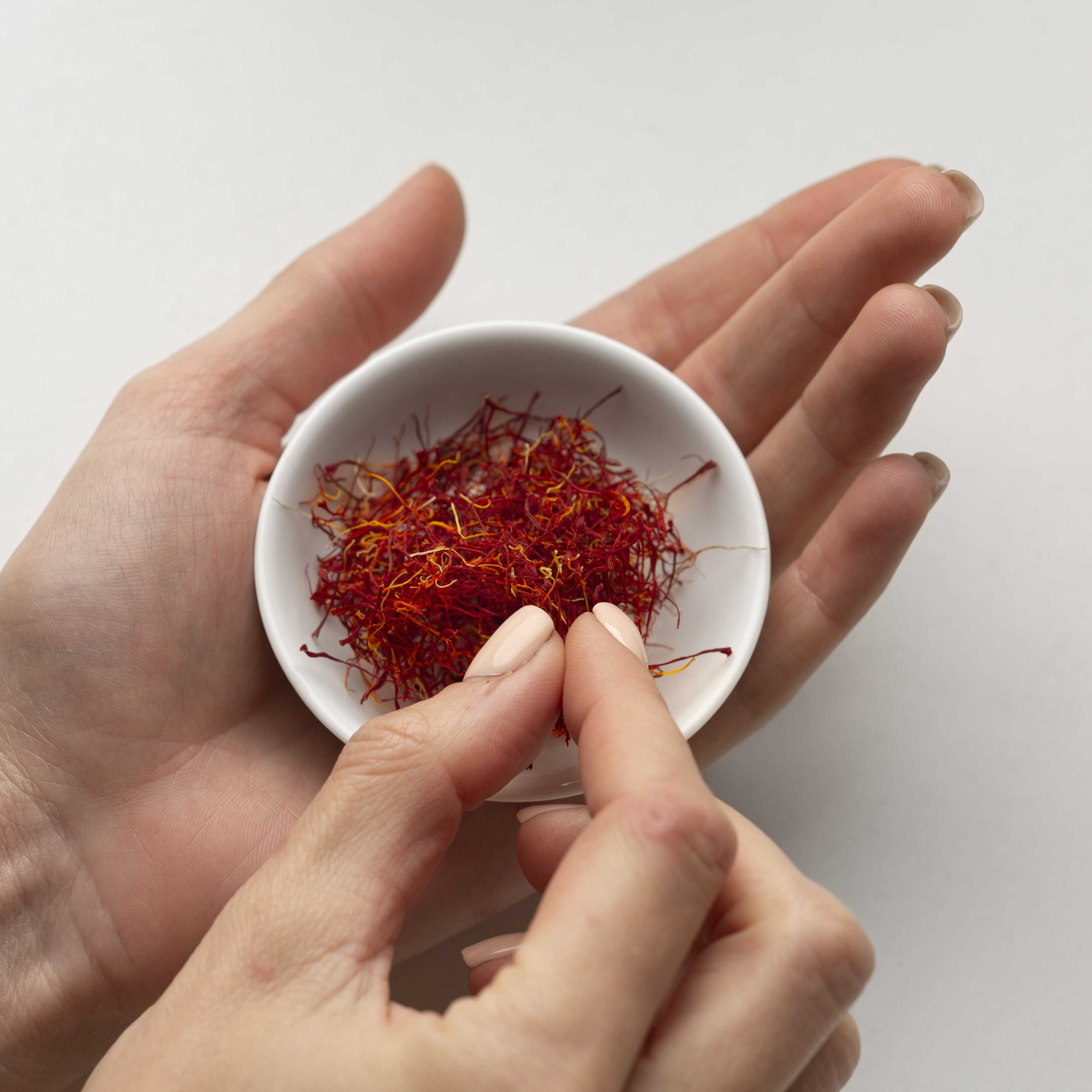 Picture of saffron threads in a small plate